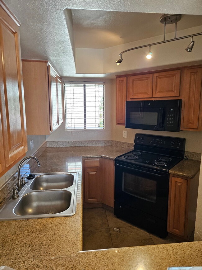 Building Photo - 835 N Granite Reef Rd