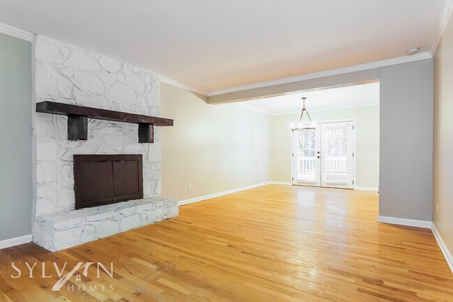 Building Photo - Spacious 4 BR 2 BA home