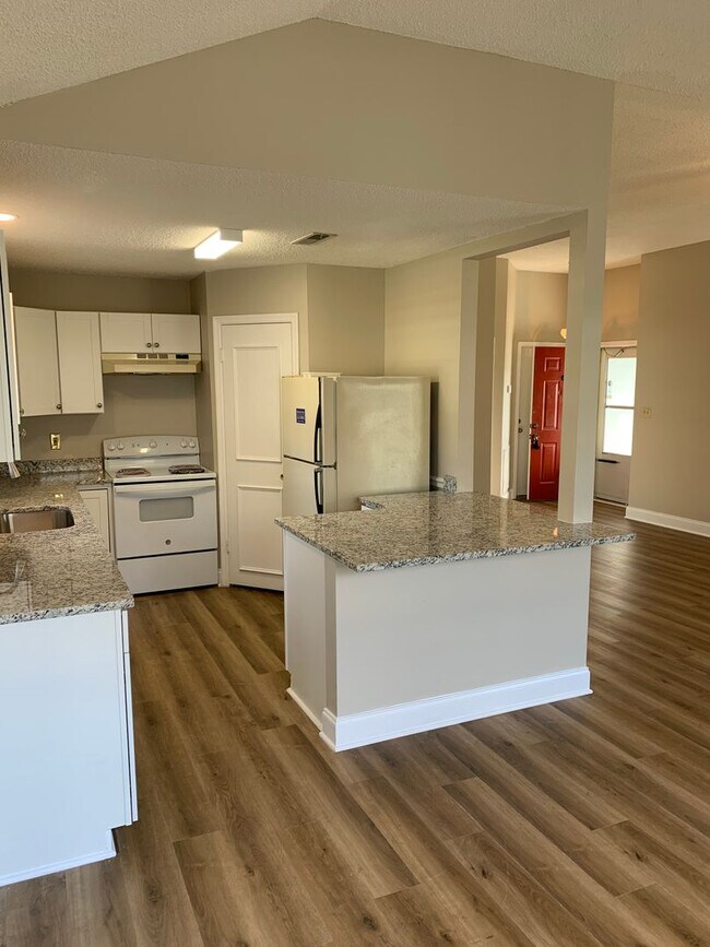 Building Photo - Prime location in Madison!