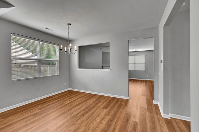 Building Photo - Spacious 3 Bedroom home in Mckwen!