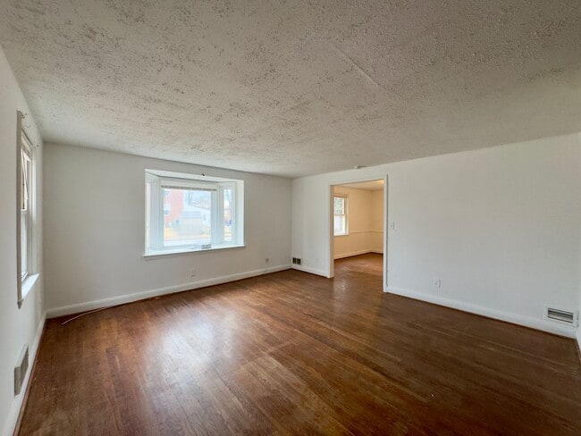 Building Photo - 3 Bedrooms Plus Den - Woodbourne Heights