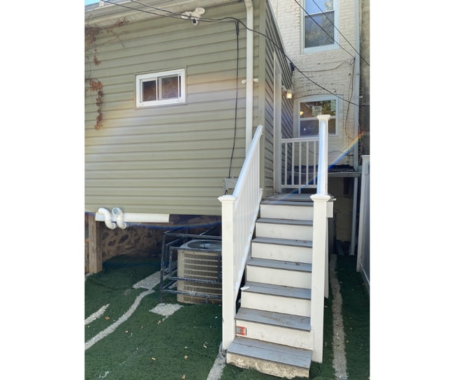 Building Photo - 627 Denison St