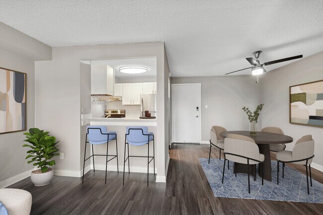 Plano de planta de 1 dormitorio x 1 baño con vista al norte o al sur - Comedor - Arrive 800 Penn