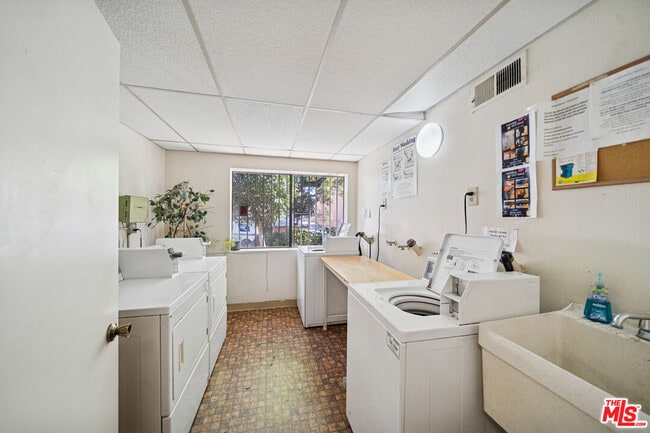 Foto del edificio - 1519 N Martel Ave