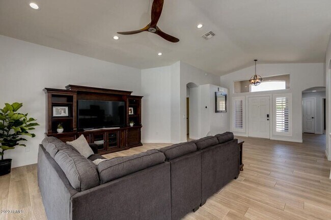 Foto del edificio - Rare to find Single level with pool in cor...