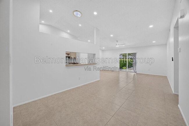 Building Photo - 102 Edgewater Cir