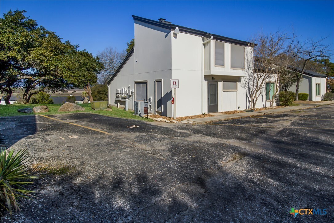Primary Photo - 1101 Parkview Dr