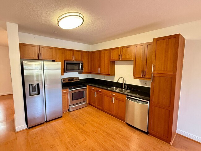 Foto del edificio - SPACIOUS 1 BEDROOM UNIT IS LOCATED IN THE ...