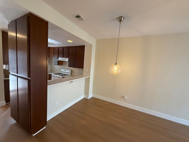 Foto del edificio - Central Camarillo Condo now Available