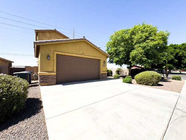 Foto del edificio - Spacious 4-Bed, 3-Bath Gem with 1804 Sq. F...