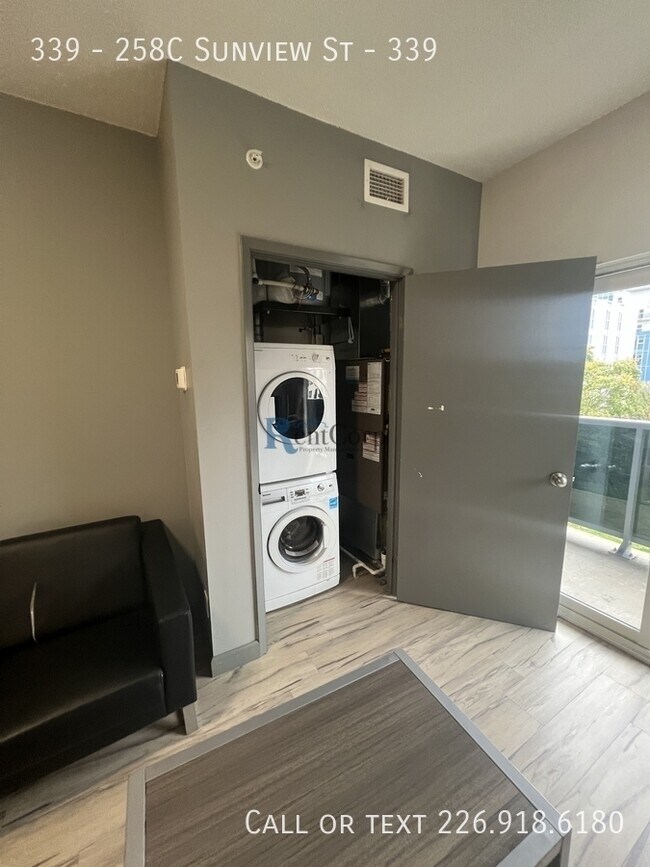 Photo du bâtiment - 258C-258C Sunview St