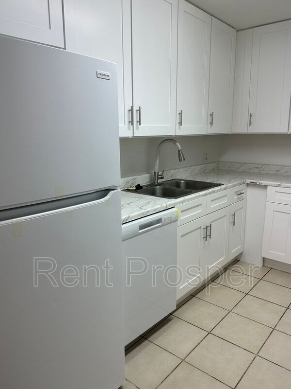 Building Photo - 4154 Versailles Dr