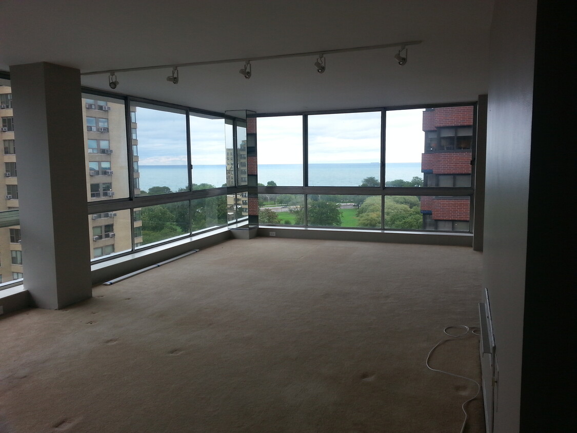 Living room - 320 W Oakdale Ave