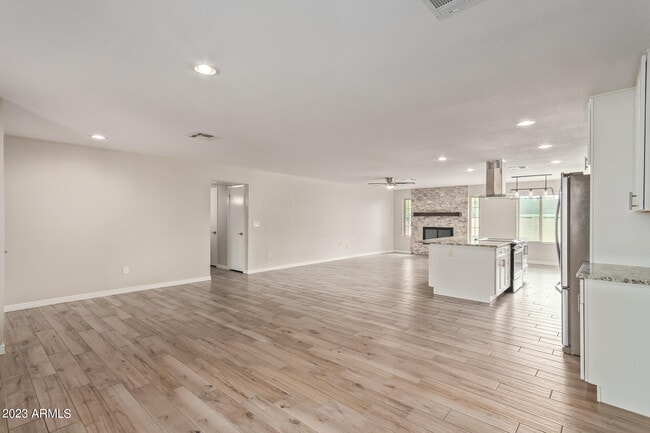 Building Photo - 4833 E Kathleen Rd