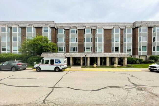 Building Photo - 3 bedroom in PARK RIDGE IL 60068