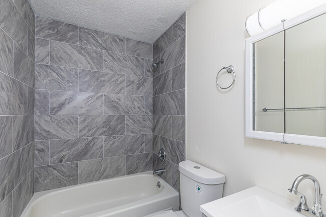 2BR, 1BA - Bathroom - Norton Park Apartments