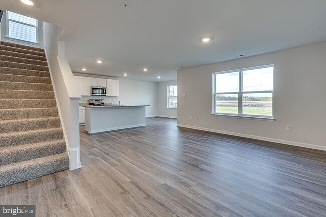 Foto del edificio - 186 CHARMING FOREST Ave