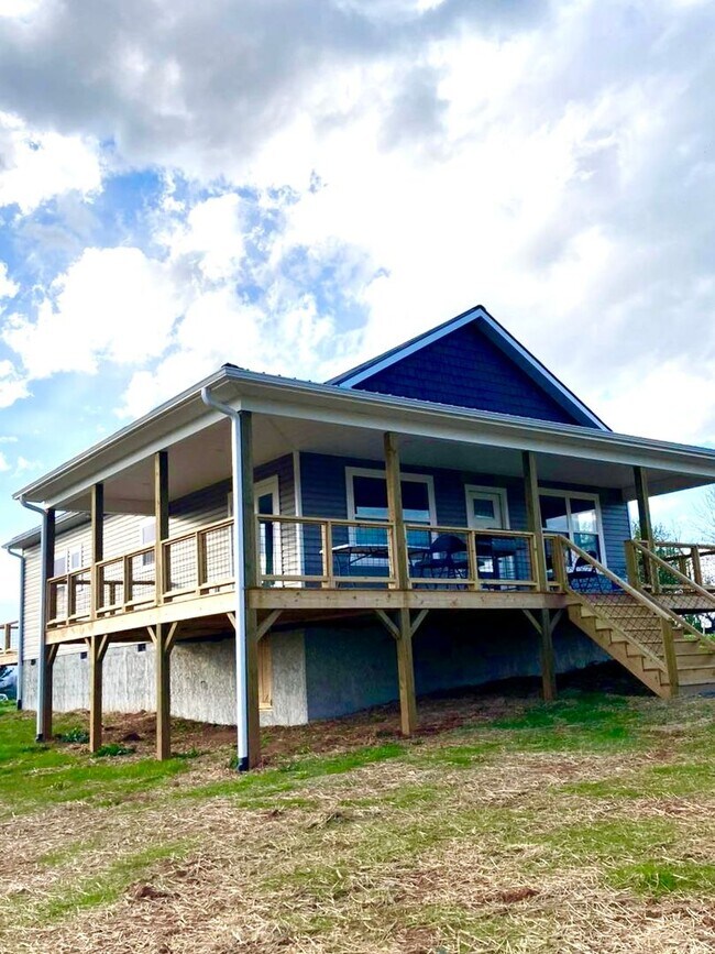 Foto del edificio - Charming 3 Bedroom 2 Bath home, Convenient NW Asheville location!