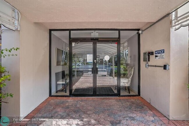 Building Photo - 3930 Oaks Clubhouse Dr