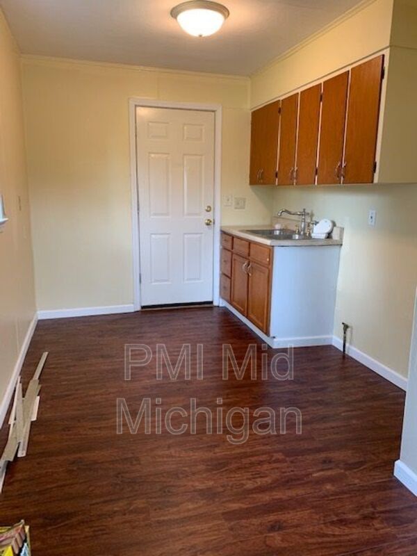 Building Photo - 1201 Dowagiac Ave