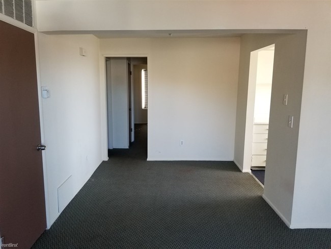 Building Photo - 120 E Utopia Ave