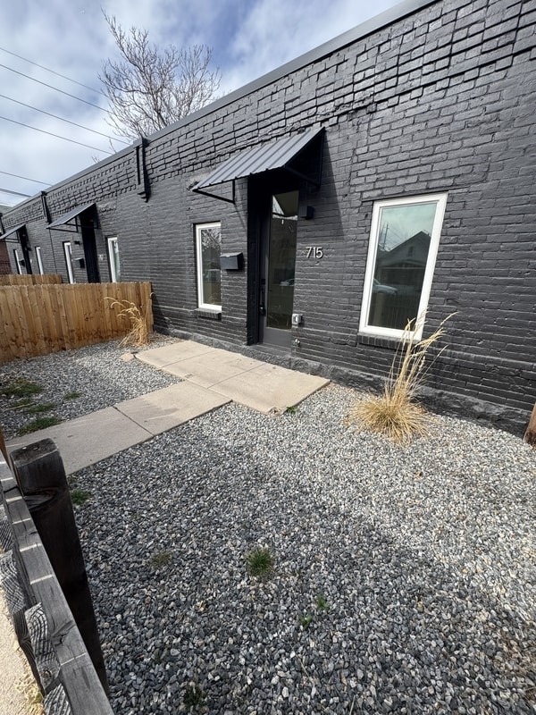 Building Photo - 717 W 9th Ave