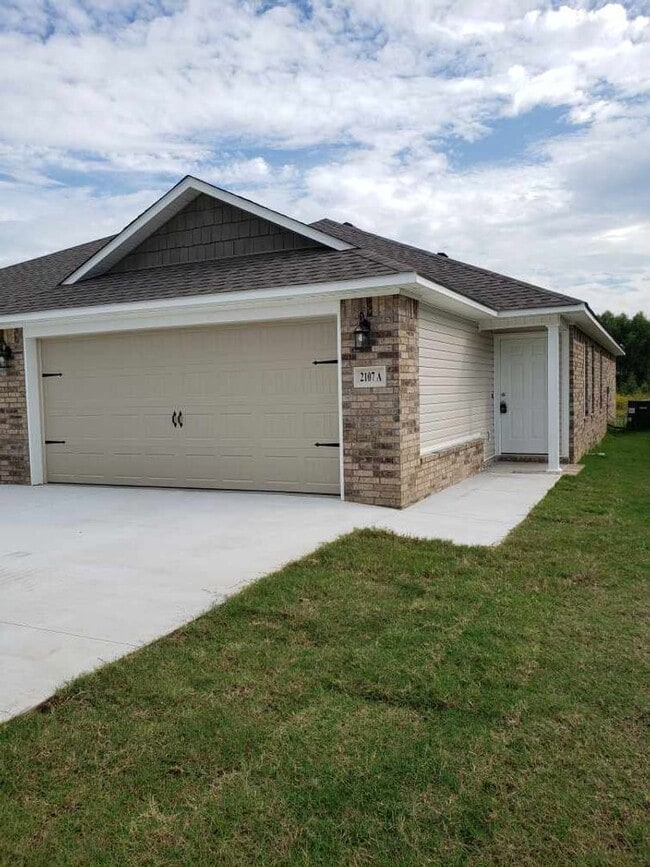 Building Photo - 2107b Ingalls Ln