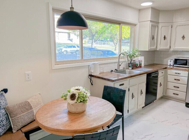 Foto del edificio - Modern 4 bed/2 bath with Mountain Views and a Fenced Backyard