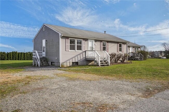 Foto del edificio - 357-357 Bristol Ferry Rd