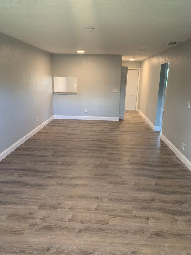 Building Photo - 201 Shady pl