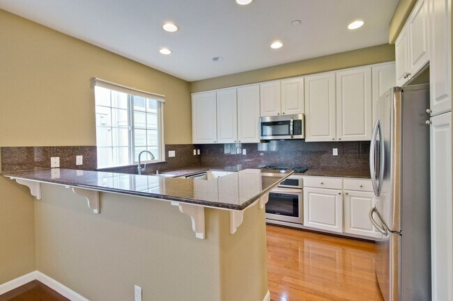 Foto del edificio - Modern Communication Hill Townhome | Panoramic Mountain Views