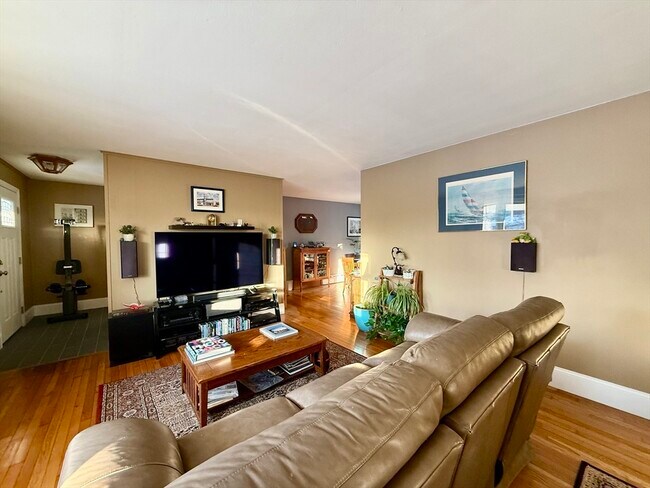 Foto del edificio - 12 Holiday Dr