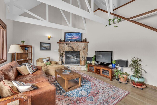 Foto del edificio - Summit Park Mountain Charm - 6 month lease available, fully furnished!