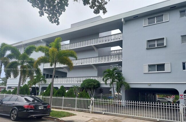 Foto del edificio - 1818 Rodman St