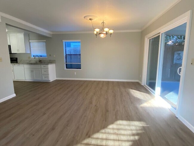 Building Photo - Nice Roseville home
