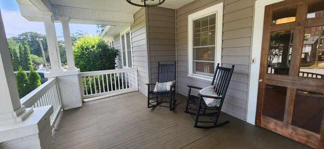 Building Photo - Renovated 3BR Bungalow In Augusta Circle N...
