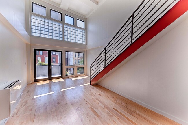 Building Photo - Stunning duplex w/double height ceiling