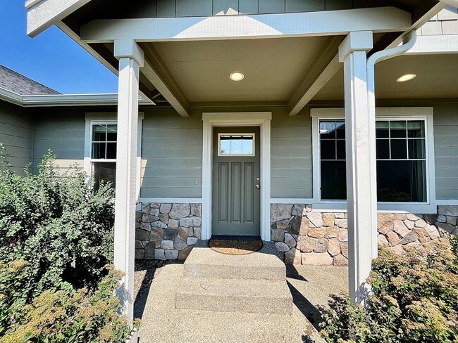 Building Photo - Spacious 4 Bedroom 2 Bathroom Home on Culd...