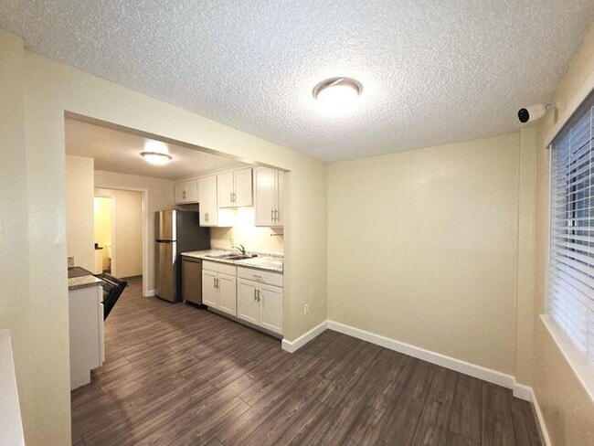 Building Photo - Large 2 bedroom 1.5 bath 2 car garage townhouse new custom flooring and paint throughout with new...