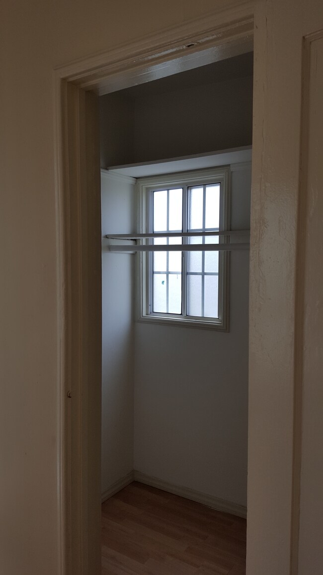 Building Photo - 981 S Wilton Pl