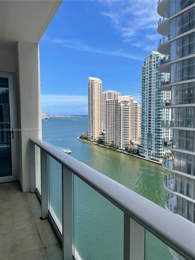 Foto del edificio - 300 S Biscayne Blvd