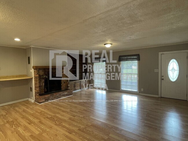 Foto del edificio - Spacious Three Bedroom House On Large Corn...