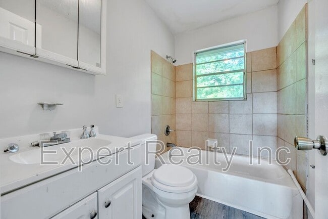 Foto del edificio - 1732 32nd Pl N