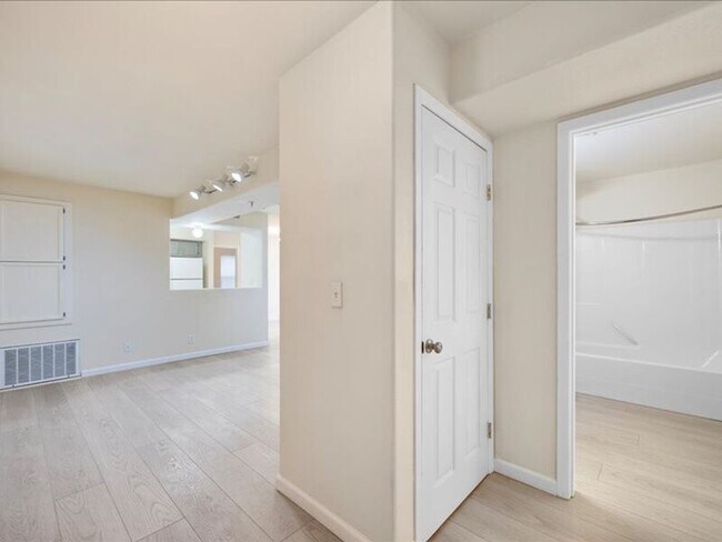 Foto del edificio - 6405 Chapel Hill Blvd