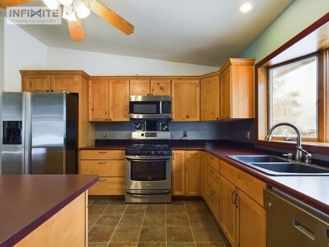 Building Photo - Large 4 Bedroom / 3.5 Bathroom/ 3 Car Garage