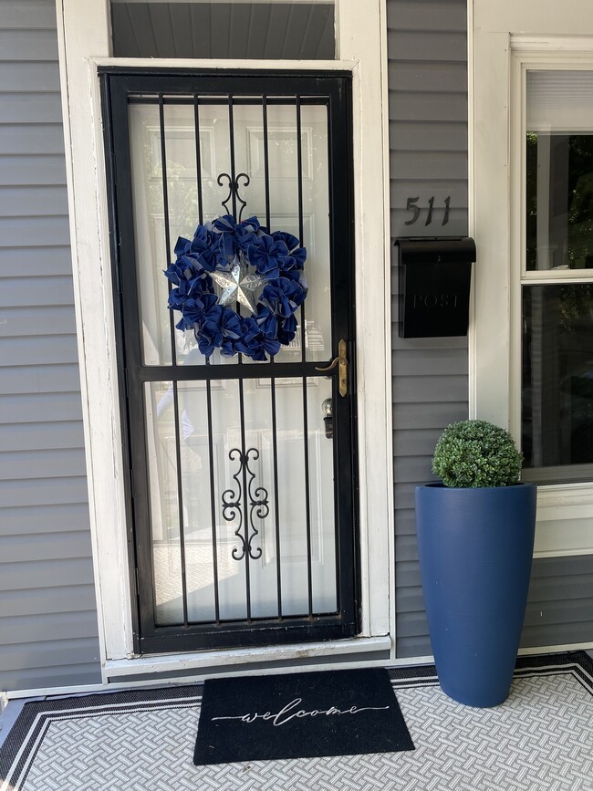 Welcome to Blue Yonder! Newly renovated, conveniently located! - 511 E Beck St