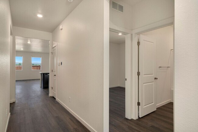 Building Photo - 3 Bedroom DR Horton Home in Fossil Creek R...