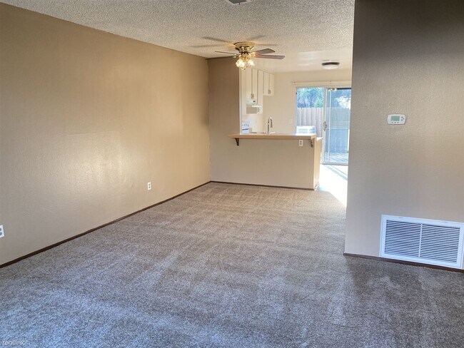 Foto del edificio - 2 br, 1 bath Condo - 10103 Carefree Dr