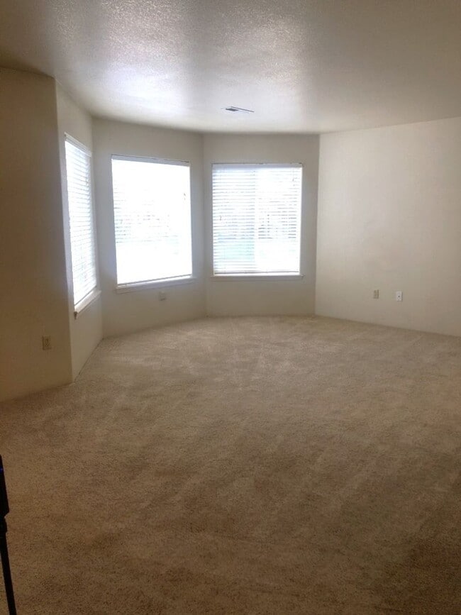 Building Photo - Charming 2 bedroom, 2 bath in Medford!