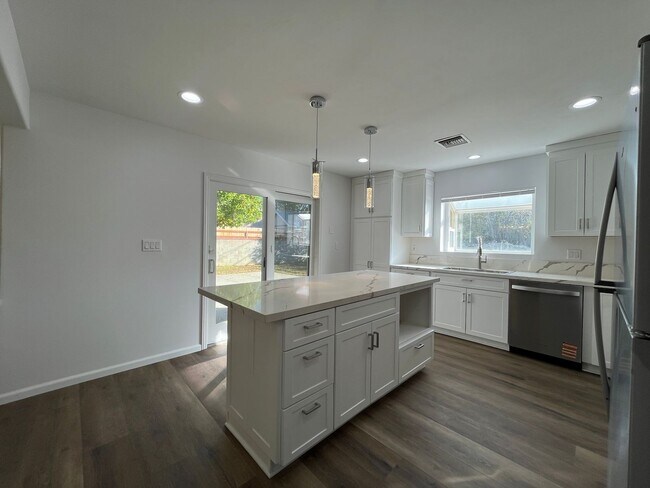 Foto del edificio - Fully remodeled Reseda 3+2 home w/solar panels to help lower your utility costs!